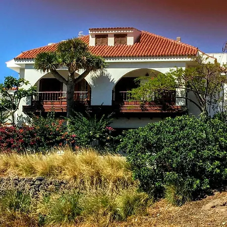 Lovely House Views&garden * أَغايتي